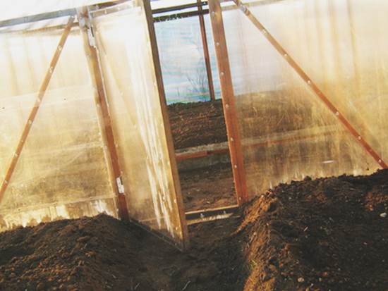 Удобрение почвы в теплице Внесение удобрений в теплице